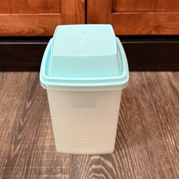 Tupperware Pick-A-Deli Pickle Container - Picture 4 of 16